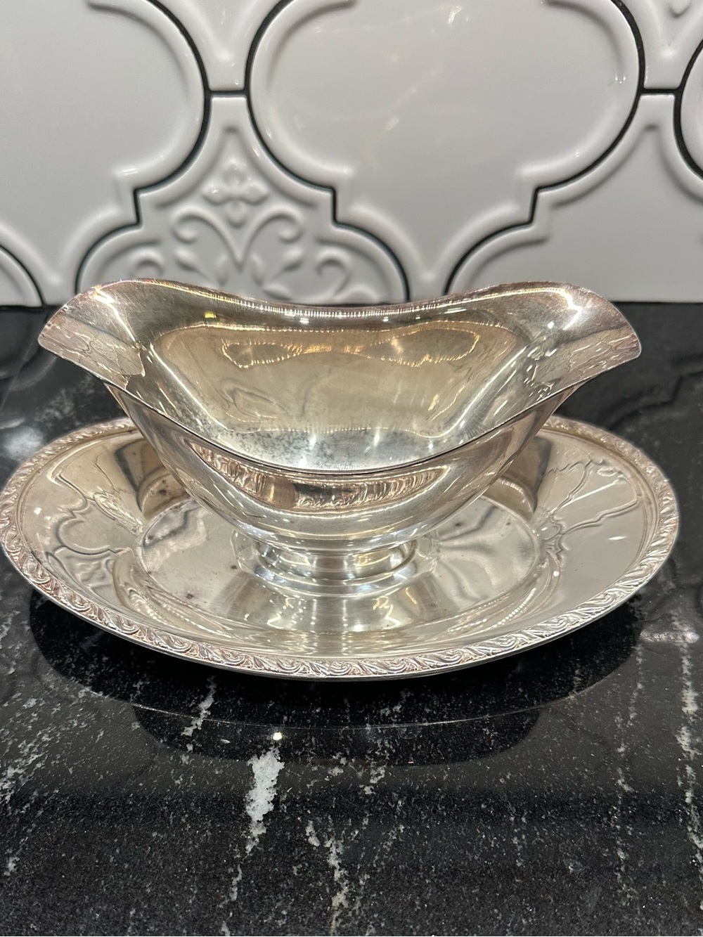 Oneida Silver Plated Gravy Boat with Attached Underplate - Classic Serving Piece